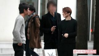 店から出てもしばらくアツアツに語り合う、滝沢秀明と三宅健の“ケンタッキー”コンビ（'17年1月）