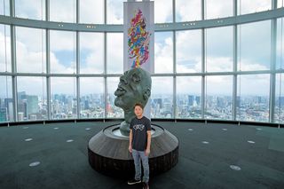 会場のエントランスにある巨大グリーンヘッドのフィギュアと7月にリリースされた米津玄師と嵐のコラボシングル『カイト』のジャケットに使用されている絵画は、撮影が可能!　（C）FEESTYLE 2020 SATOSHI OHNO EXHIBITION