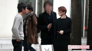 店から出てもしばらくアツアツに語り合う、滝沢秀明と三宅健の“ケンタッキー”コンビ（'17年1月）