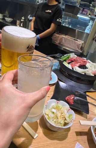 おいしいお肉とお酒で幸せ～　写真提供/加藤綾菜