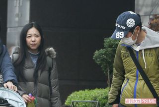 麻里や孫娘らと近所をゆっくりお散歩。仲睦まじい姿は、まさに理想の家族（'18年）