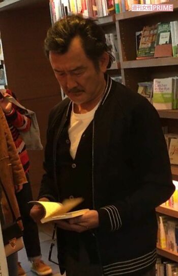 文字を読むときだけはサングラスをはずし上着のポケットに差していた吉田鋼太郎