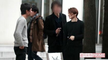 店から出てもしばらくアツアツに語り合う、滝沢秀明と三宅健の“ケンタッキー”コンビ（'17年1月）