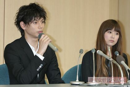 ’09年4月、シンガソングライターの絢香と結婚を発表。ふたりで記者会見に臨んだ