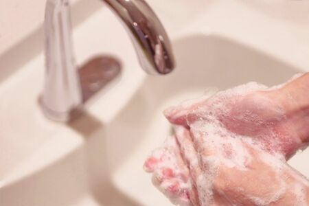 手洗いは最低でも30秒かけること。ハッピーバースデーの歌を2回歌うのを目安にすると◎。手の甲や指の間、親指、指先は洗い残しやすいので意識的に行って　※写真はイメージです