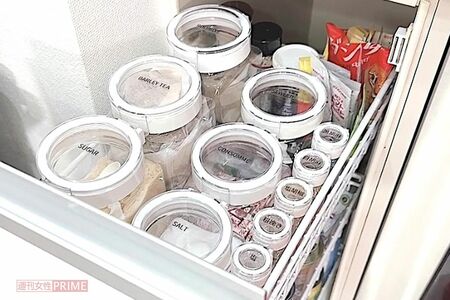 調味料はコンロ横にまとめて。ラベルをつけてひと目で中身がわかるように。容器をそろえて料理のモチベもアップ