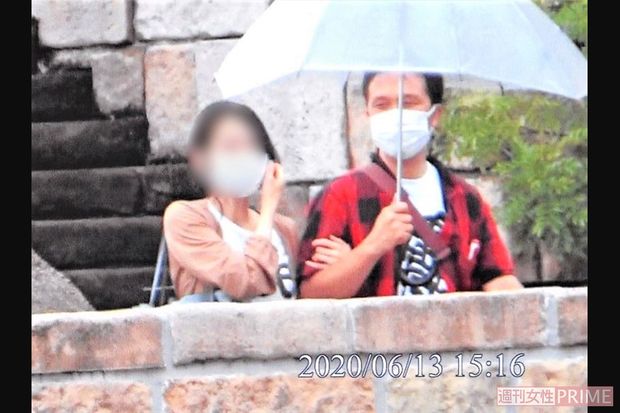 B子さんと県外の遊園地で相合傘密会デート（記事下にコンビニでのカットなどもあり）