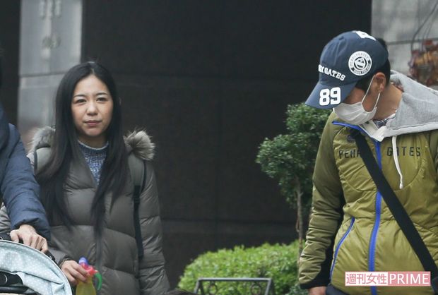 2月下旬の昼下がり、麻里や孫娘らと近所をゆっくりお散歩。仲睦まじい姿は、まさに理想の家族