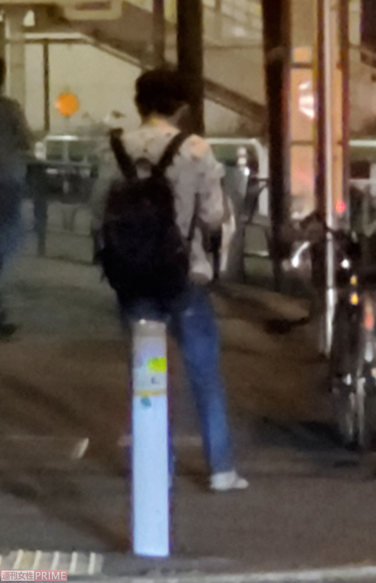 女性と別れ、来た道を引き返す小堀裕之