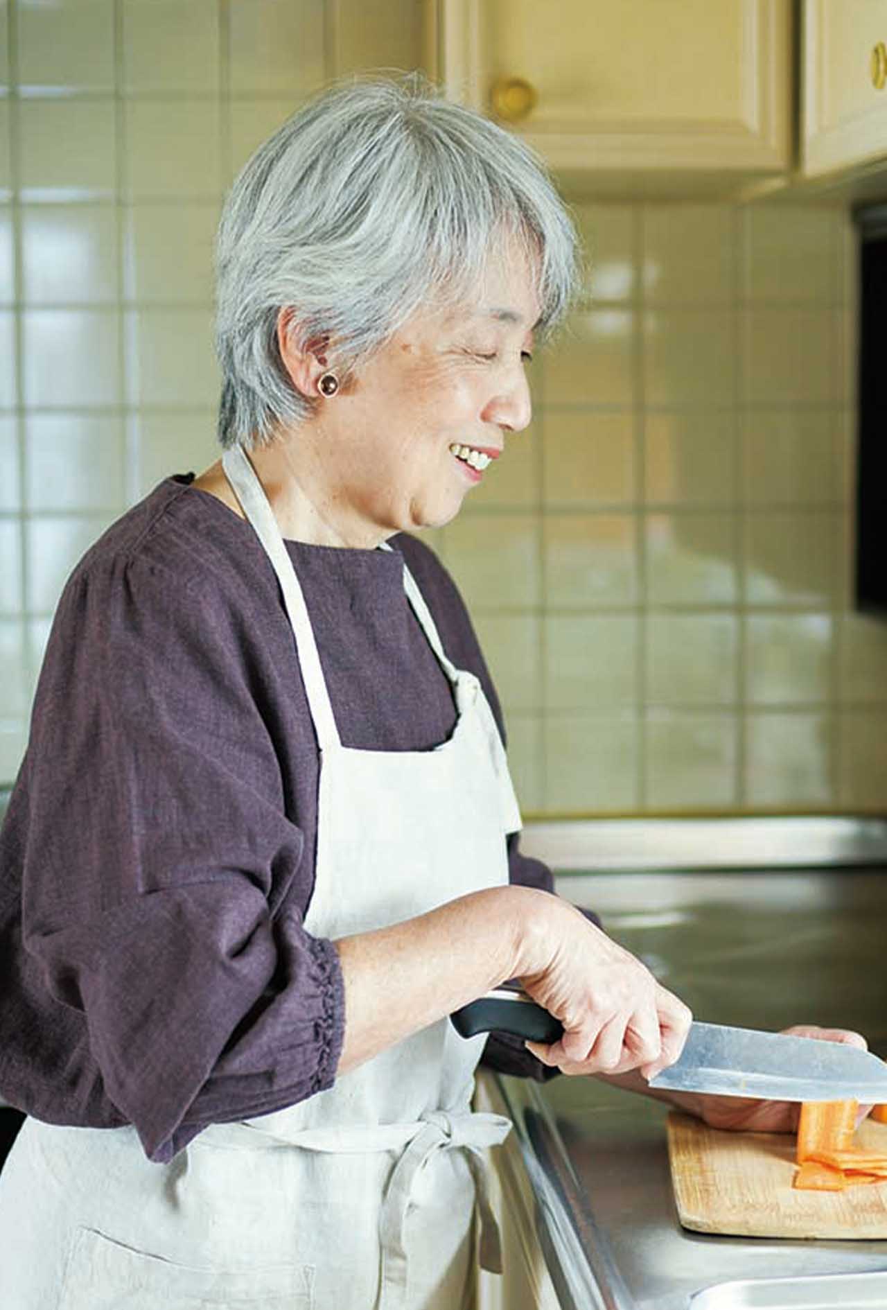 もののはずみさん／74歳のユーチューバー（チャンネル登録7.6万人）。実家の精肉店で揚げ物の知識と技術を身につけ、結婚後には揚げ物屋を営む経験をもつ。テレビの情報番組や料理本などを研究し、「つくりたい!」と思ったら夜中でもキッチンに立つほど料理好き。著書に『74歳から99歳へ元気でいて欲しいからつくるご飯』（主婦と生活社）がある。