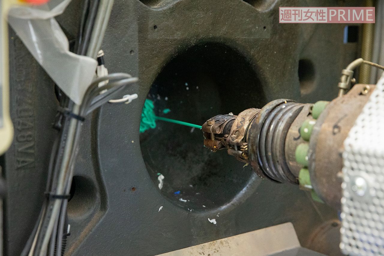 溶かした材料を、高圧で押し出してノズルから金型に射出