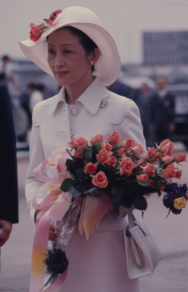 手元の花に合わせたデザインのお帽子をご着用