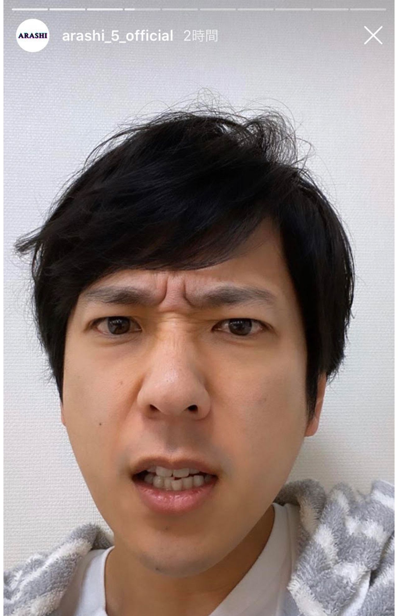 インスタライブで妻のAさんとおそろいで着ていたパーカーを着用