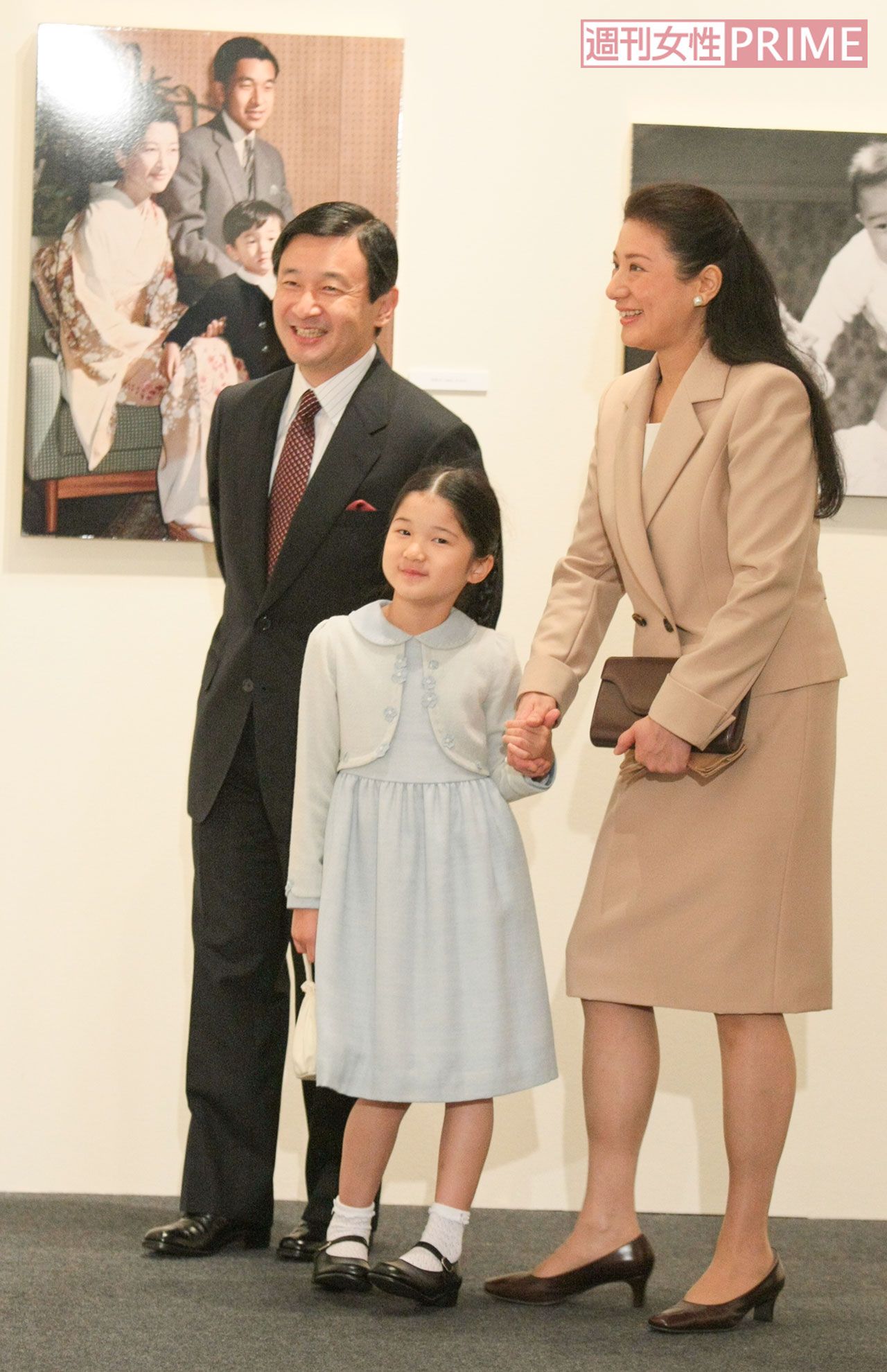 写真展『皇后さまと子どもたち』の会場をご一家で訪れご鑑賞。美智子さまや幼少期の写真などについて陛下から説明を受けられた