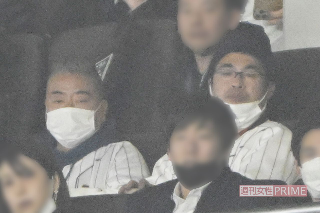 3月9日、WBC中国戦を観戦する出川哲朗とロッチ・中岡創一