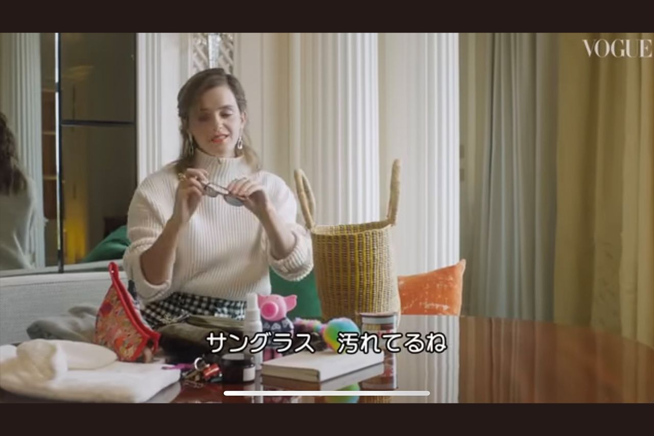 2020年、バッグの中身を紹介するエマ・ワトソン（『VOGUE』YouTubeチャンネル）