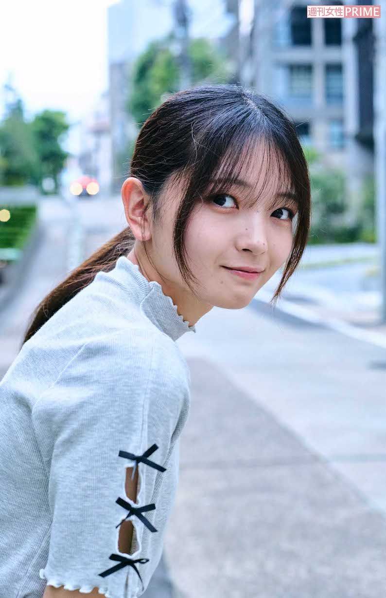 撮影中、ファンに声をかけられ「ありがとう」とほほ笑んだ福留光帆だったが、後になって「サインや握手すればよかった」と後悔していた　撮影/山田智絵