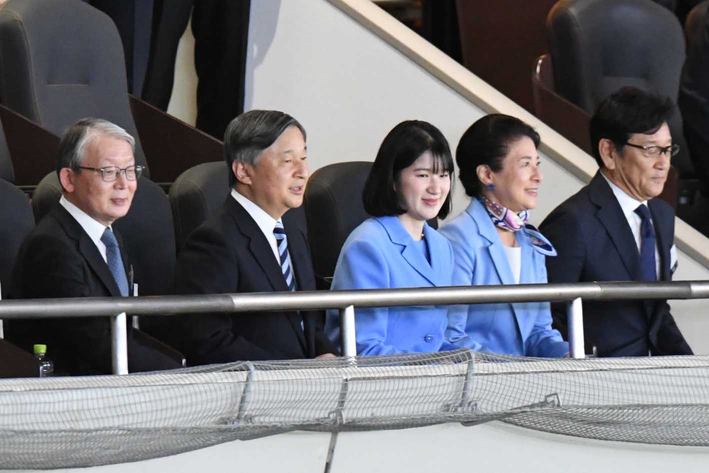3月8日、東京ドームにWBCの観戦に訪れた天皇ご一家。説明役は栗山秀樹氏（撮影／JMPA）