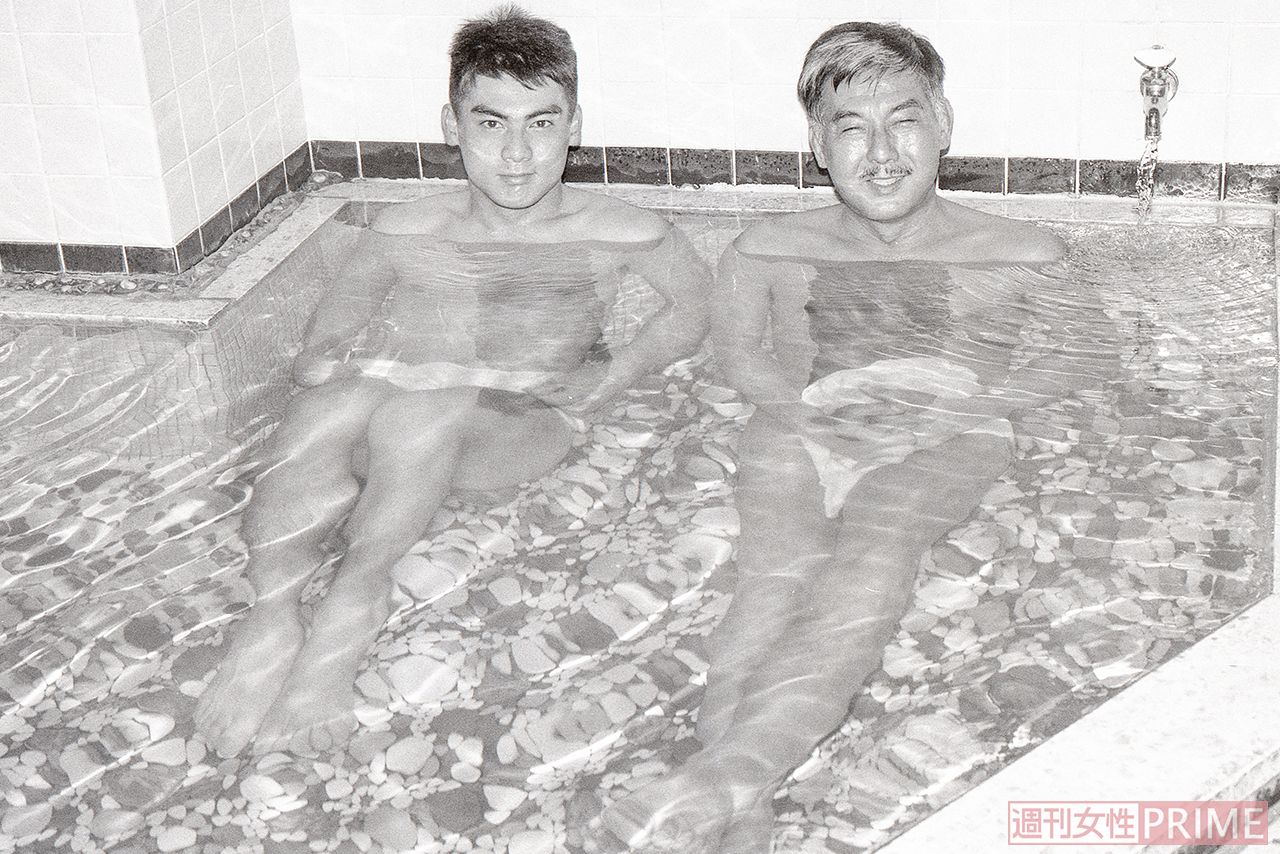 映画のロケ先となった山口県萩市にて、宍戸開と宍戸錠さん。錠さんが何ともうれしそう