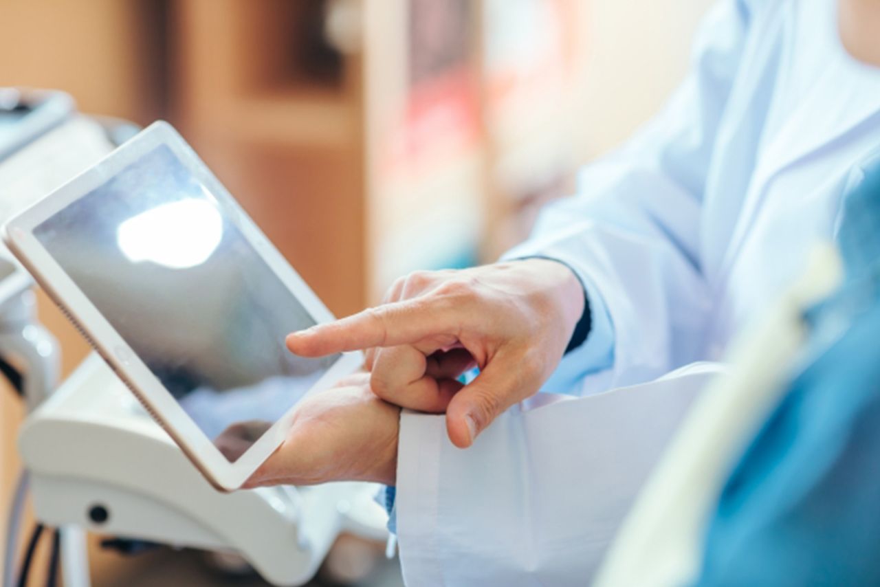 電子カルテの導入などの設備費や人件費も大きな負担となる