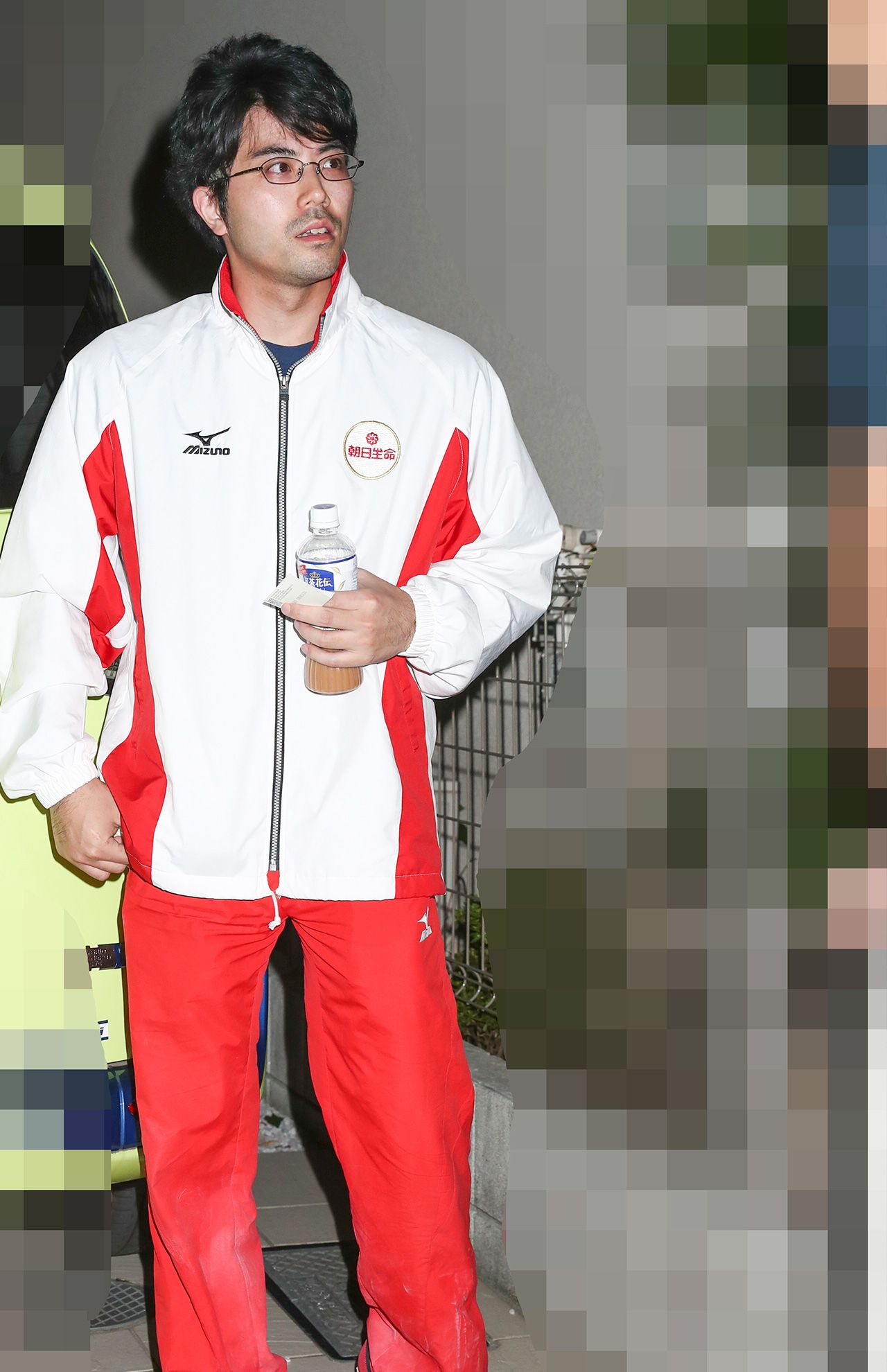 “女帝”のひとり息子（全身写真）