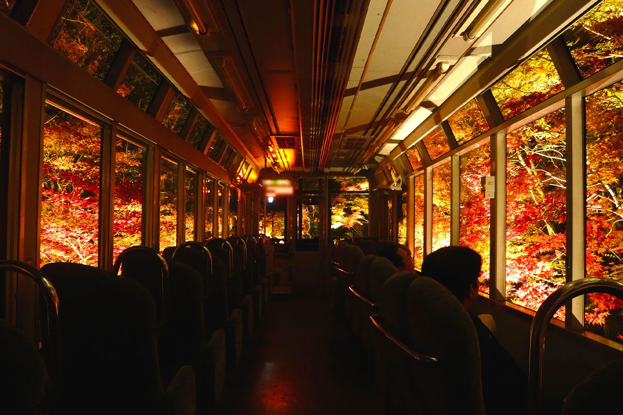 「叡山電車」夕暮れから21時ごろまで実施するライトアップは11/24まで