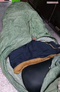 使い込まれた寝袋。自宅なのに、まるで避難生活みたいだ