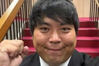 へずまりゅう氏「奈良から出て行け」国歌斉唱中の“不起立”を巡り、共産党・山村幸穂議員との泥沼応酬が勃…