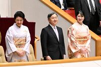 《天皇誕生日の一般参賀》雅子さま、愛子さまと慶事に見せる“銀のリンクコーデ”、コロナ禍を経て恒例の演…