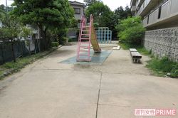 公園で走り回る子どもを「走るな!」と脅し、杖を振り回すことも。子どもたちは震え上がった