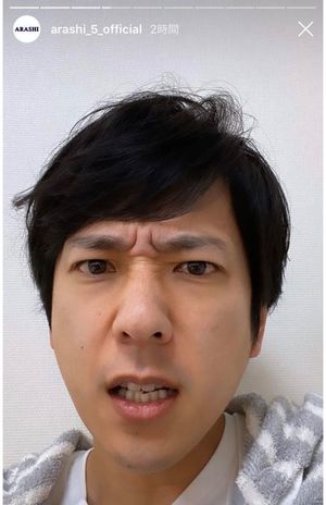 インスタライブで妻のAさんとおそろいで着ていたパーカーを着用