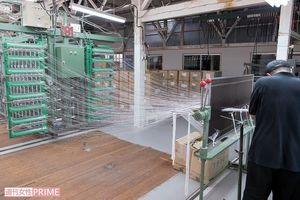 複数の糸が設計図どおりに織り上がるよう糸をかける。担当する職人は現在ひとり