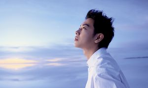 佐藤健が写真集発売 念願だったボリビアの楽園で大人の男の顔見せる