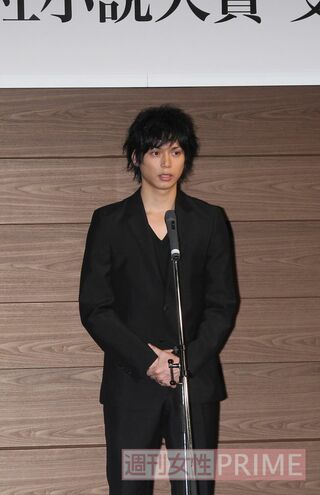 ’10年11月には本名の齋藤智裕名義で執筆した小説『KAGEROU』が第5回ポプラ社小説大賞を受賞