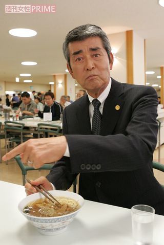 NHKドラマ『新マチベン』（’07年撮影）。同局食堂のラーメンが好物。撮られるのが苦手で、照れてカメラマンに「早く食べろ」　撮影／本誌写真班