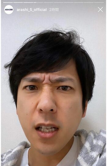 インスタライブで妻のAさんとおそろいで着ていたパーカーを着用した二宮和也