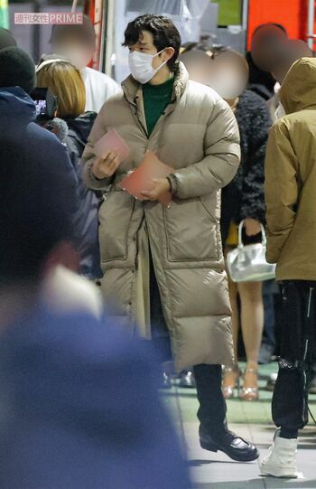 2023年1月、『シティーハンター』撮影の休憩中に、大量のカイロを手に持つ鈴木亮平。共演者やエキストラに配布した