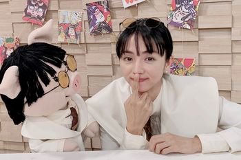 番組ファンの満島ひかりは満島に似せたブタ人形と共演!（C）NHK