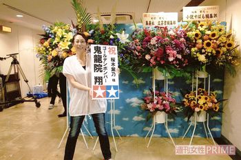 直木賞受賞会見にゴールデンボンバーの鬼龍院翔が愛用するタミヤのTシャツ姿で登場。「言葉の選び方がすごい」と絶賛し、大ファンを公言している