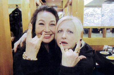 東日本大震災時、コンサートを敢行してくれた親友のシンディ・ローパーと