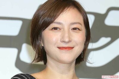 広末涼子「寒い日が続きますが」気遣いコメントに添えられた、大胆露出“背中パックリ”写真に見えた自己顕…