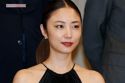 MEGUMI「美脚に目がいかない」『クラリーノ美脚大賞』授賞式での“場違い”胸元ザックリドレスに冷ややかな…