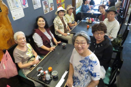 今年10月、「気ままサロン」が主催した東京都・巣鴨への日帰り小旅行での昼食時の1枚。11月は会員のひとりであるカラオケ名人を招いてのカラオケ大会を企画