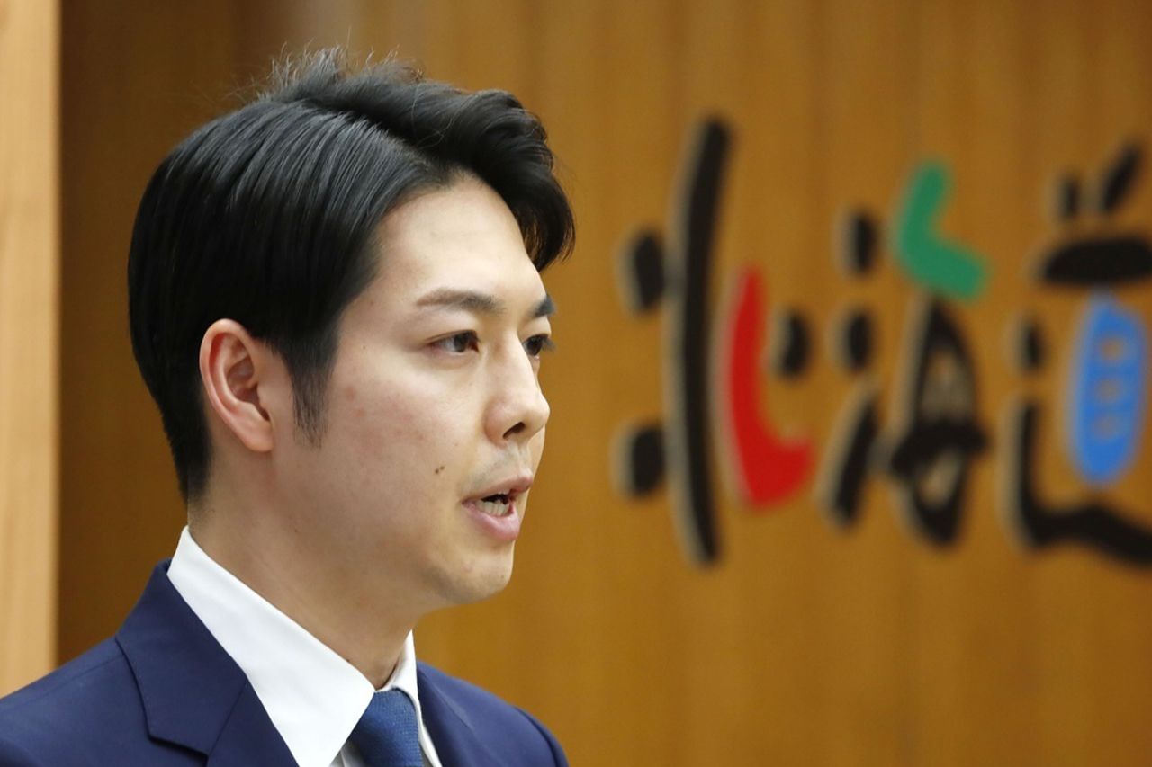 記者会見する北海道の鈴木直道知事　写真／共同通信