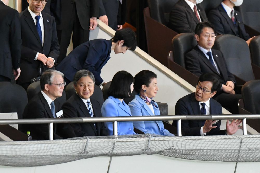 3月8日、天覧試合にて説明役の栗山英樹氏に質問される愛子さま（写真/JMPA）