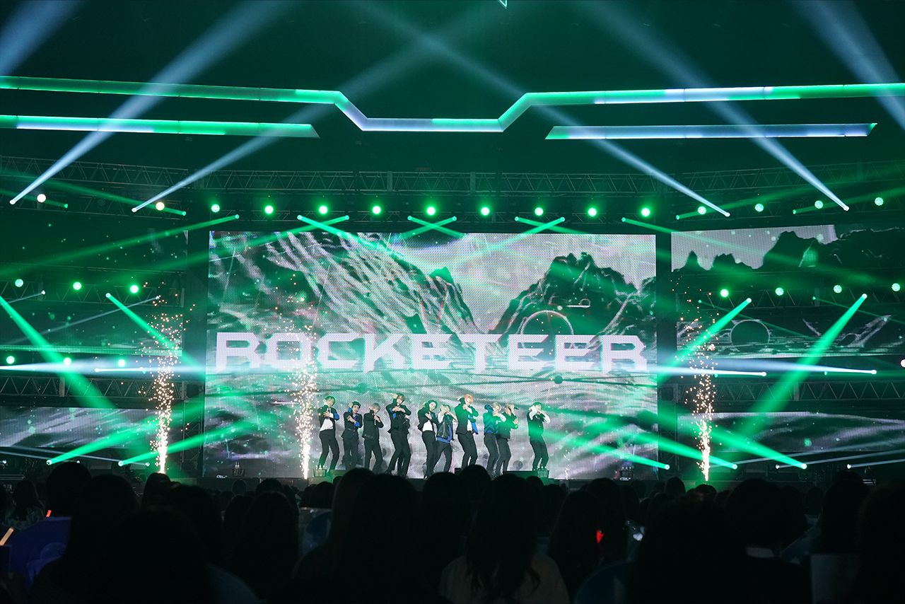 『Rocketeer』では強烈なビートサウンドに乗って、キレッキレのダンスとボーカルを披露 （C）LAPONE ENTERTAINMENT