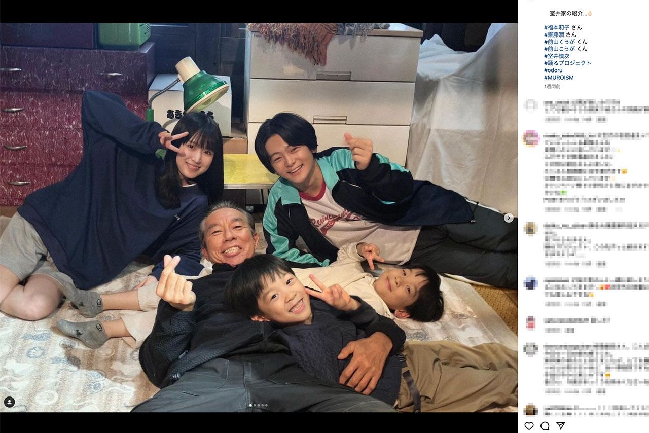 共演した子役と写真を撮る柳葉。指ハートポーズを披露している（本人インスタグラムより）