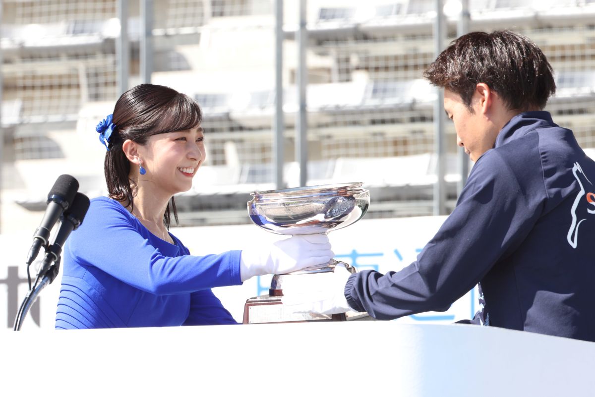 優勝選手は大きなトロフィーを佳子さまから授与された