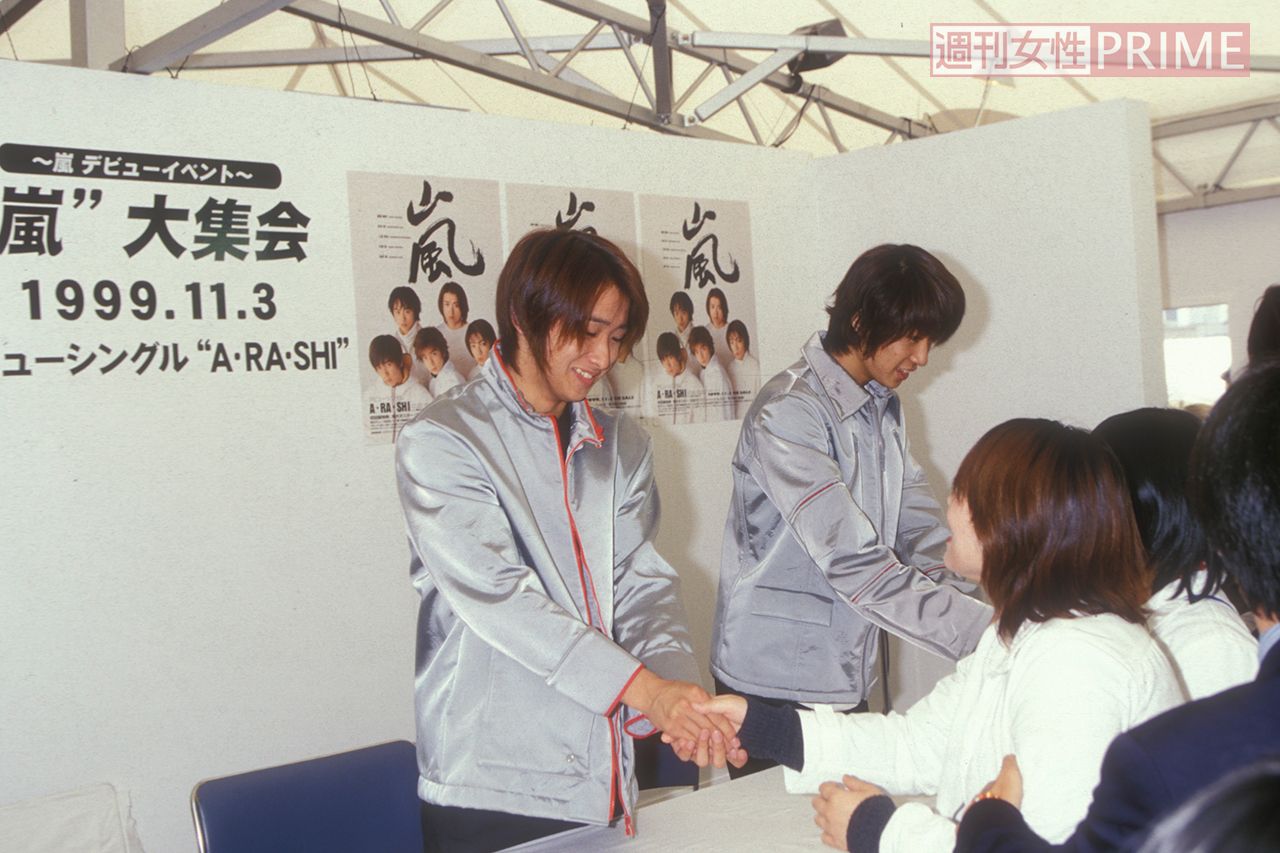今では貴重なデビュー曲『A・RA・SHI』の発売を記念しての握手会