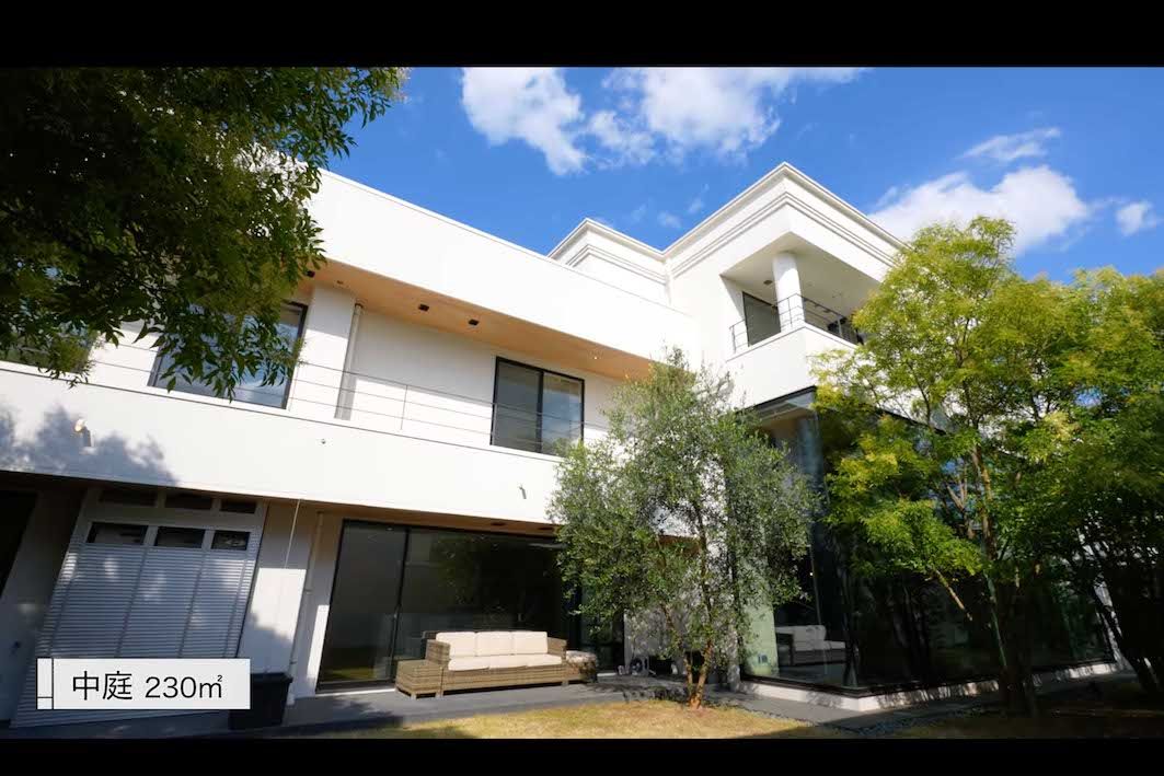 ヒカキンが住む20億円の新居の中庭（本人のYouTubeチャンネルより）